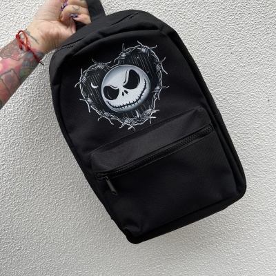 Mochila preta com desenho de caveira em arame farpado em destaque