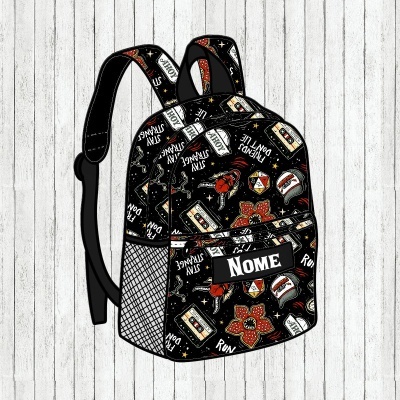 Mochila preta com padrões coloridos e texto 'NOME' no bolso frontal.