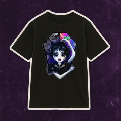 T-shirt preta com estampa de rapariga com maquilhagem escura e vitral colorido