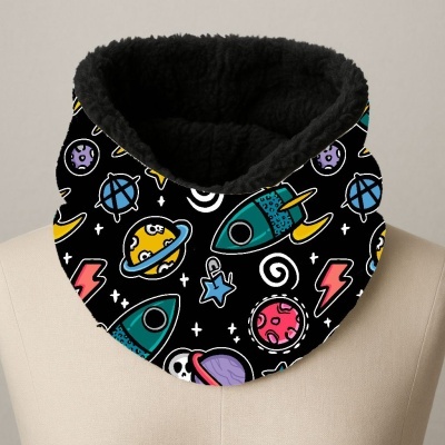 Cachecol tubular preto com padrão colorido de foguetes e planetas