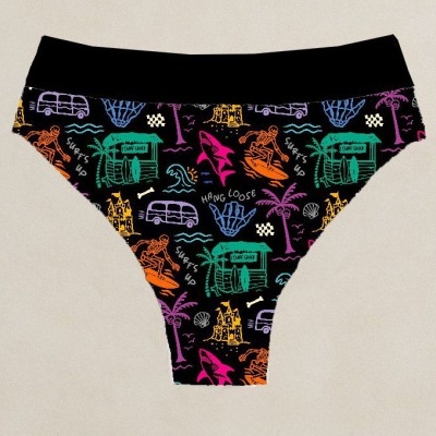 Cueca preta com estampas coloridas de barcos e palmeiras