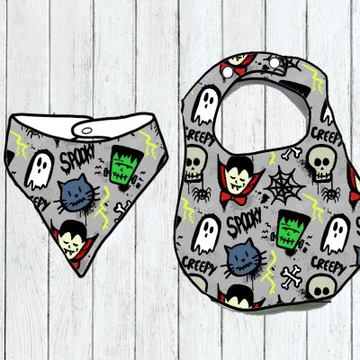 Babete e bandana com estampado de Halloween cinzento para bebé