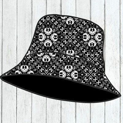 Chapéu balde preto com padrão de caveiras brancas