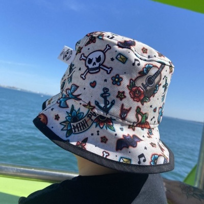 Chapéu tipo pescador branco com estampas coloridas várias