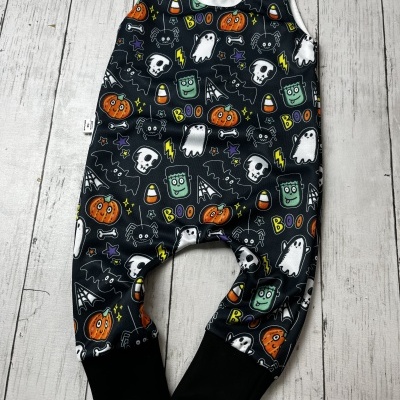 Macacão de bebé preto com estampado Halloween colorido