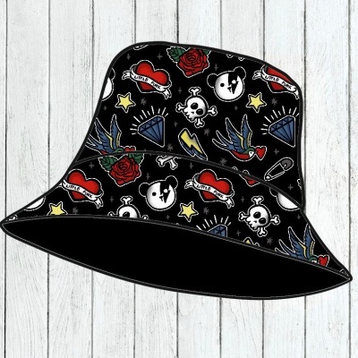 Chapéu de pescador preto com várias estampas coloridas de caveiras, rosas, diamantes e corações