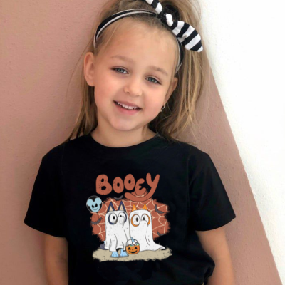 Camiseta preta infantil com estampa de fantasmas e texto BOO-y