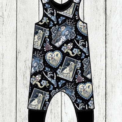 Macacão de criança com padrão gótico colorido e bainhas pretas