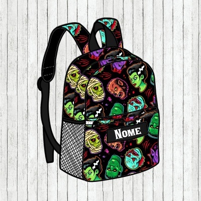 Mochila preta com padrão de monstros coloridos e etiqueta com texto NOME.