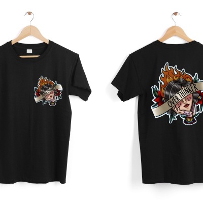 Duas t-shirts pretas com estampados coloridos, frente e verso visíveis