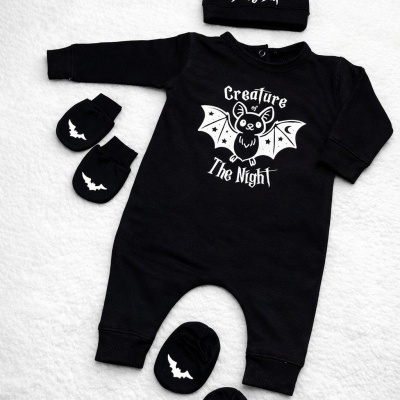 Conjunto de bebé preto com pijama, gorro e luvas com morcegos e texto