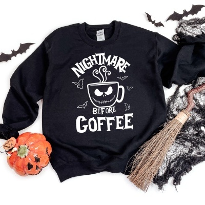 Sweatshirt preta com estampa Halloween e acessórios temáticos