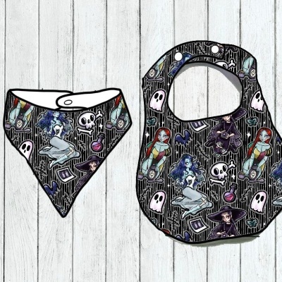 Conjunto de babete e bandana para bebé com padrão de Halloween colorido