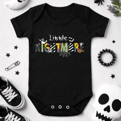 Body preto para bebé com frase colorida Little NIGHTMARE e decoração de Halloween