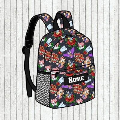 Mochila preta com padrão colorido e etiqueta branca com texto NOME