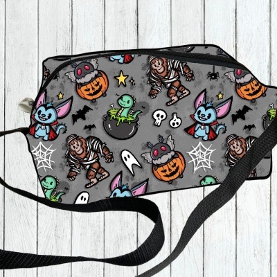 Mala cinzenta com padrão de Halloween com morcegos, múmias, abóboras, sapos, fantasmas e caveiras
