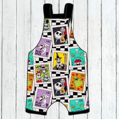 Macacão curto colorido para bebé com padrão de selos e textos em inglês.