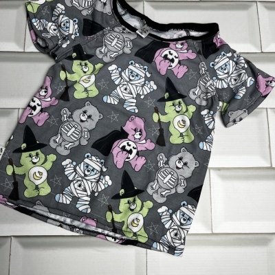 T-shirt infantil cinzenta com padrão colorido de ursos de Halloween