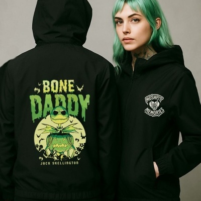 Duas pessoas com casacos pretos, um com design de Jack Skellington e texto BONE DADDY, o outro com texto MOSHPIT MEMORIES.