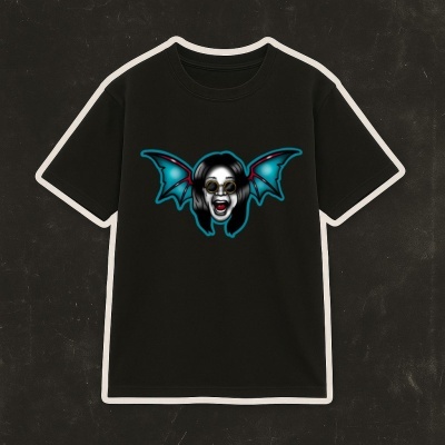 T-shirt preta com estampa de rosto demoníaco e asas de morcego azuis