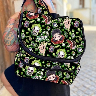 Mochila preta com padrão de personagens de desenho animado coloridos