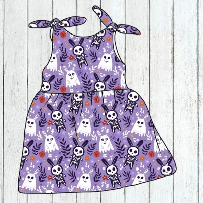 Vestido infantil lilás com padrão de esqueletos e fantasmas