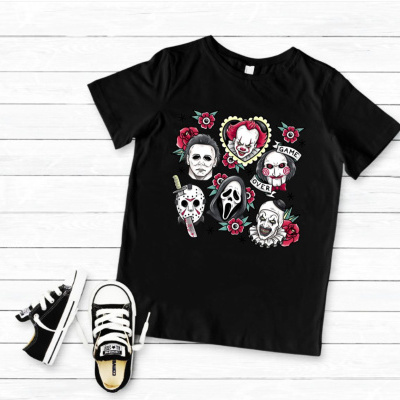 T-shirt preta com máscaras de terror coloridas e ténis pretos com atacadores brancos