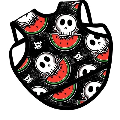 Máscara preta com padrão de caveiras e fatias de melancia.