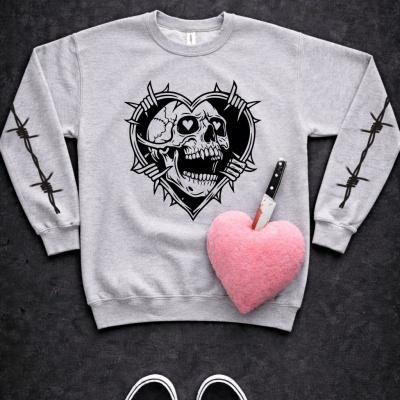 Sweatshirt cinza com estampa de caveira e coração, coração rosa com faca e ténis pretos e brancos
