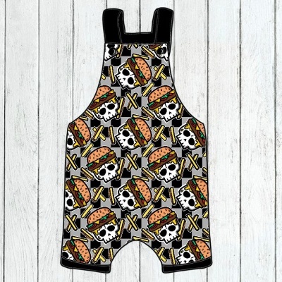 Macacão infantil com estampa de caveiras, hambúrgueres e batatas fritas