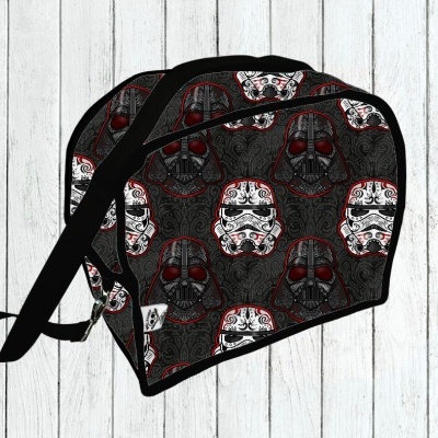 Mochila preta com estampado de capacetes do Star Wars em preto, branco e vermelho.