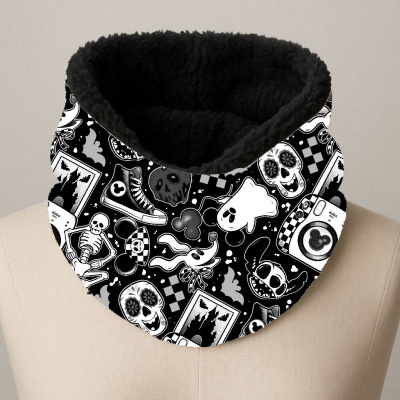 Cachecol tubular preto com estampas de caveiras, fantasmas e outros desenhos relacionados
