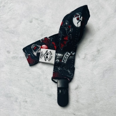 Presilha de tecido preto com estampas de morcegos e caveiras com fecho.