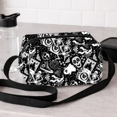 Bolsa preta com padrão branco e cinzento de esqueletos e fantasmas com alça preta