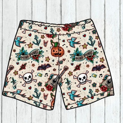 Calções coloridos com várias pequenas ilustrações de caveiras, morcegos, guitarras, âncoras e abóbora de Halloween