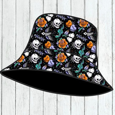 Chapéu de balde Halloween com padrão colorido e caveiras