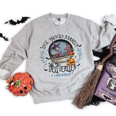 Sweat cinzenta com estampa de Halloween e acessórios de Halloween à volta