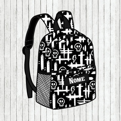 Imagem de uma mochila preta com padrões brancos de caveiras e raios, com etiqueta NOME e bolso lateral.