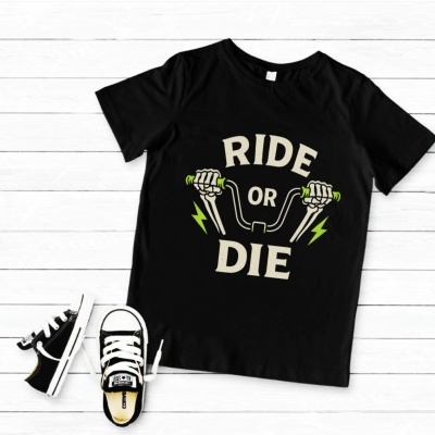 T-shirt preta com estampa Ride or Die e ténis infantis pretos
