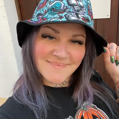 Chapéu bucket com padrão colorido e pessoa usando camisa preta com abóbora desenhada