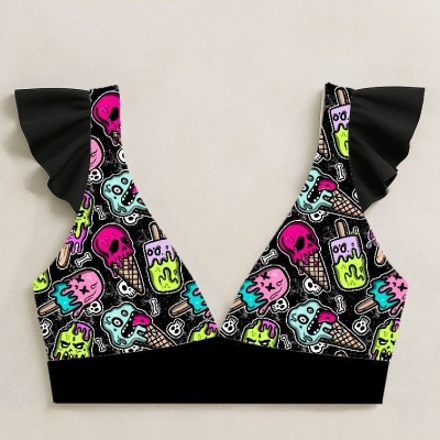 Top de bikini colorido com padrão de gelados e caveiras e alças pretas com folho