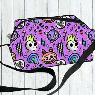 Bolsa tiracolo lilás com padrões coloridos de crânios e arcos-íris