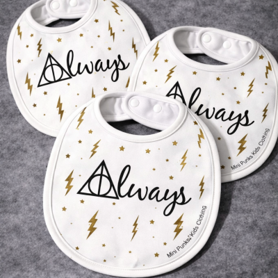 Babete branco com estampa dourada e texto Always negro