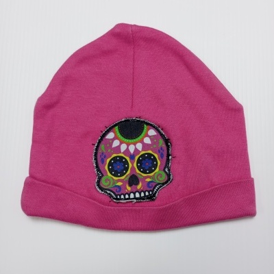 Gorro rosa com patch bordado de caveira colorida