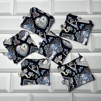 Pequenos sacos de tecido com estampado preto azul e personagens de tema sombrio