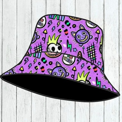 Chapéu de tecido com padrão colorido lilás e desenhos diversos