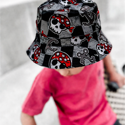 Chapéu de balde infantil com padrão de caveiras e âncoras preto, cinza e vermelho