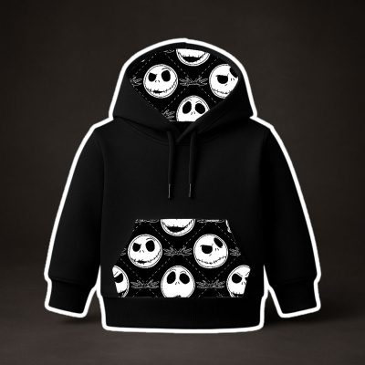 Sweatshirt preta com capuz e padrões de caveiras brancas