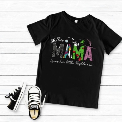 Camiseta preta com estampa colorida e ténis pretos e brancos ao lado sobre fundo branco.