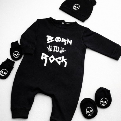 Conjunto de roupa preta de bebé com texto e símbolos brancos e acessórios com caveiras.